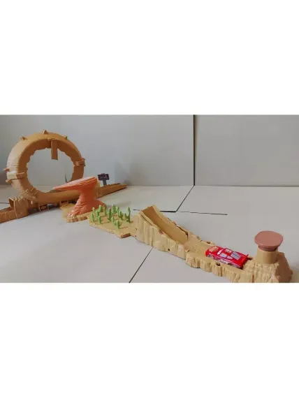 Трек с 1 машинкой Willy's Butte Transforming Track Set Тачки Молния Маккуин