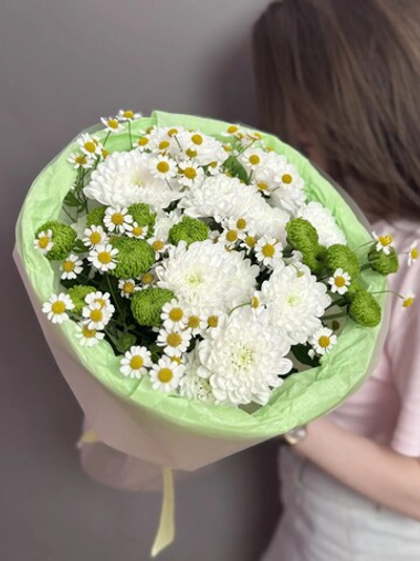 Дуо-букет из кустовых хризантем и ромашек