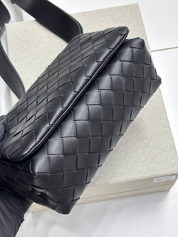 Сумка через плечо Bottega Veneta Intrecciato Mini Bag with Flap
