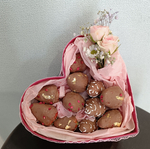 Коробочка сердечко с клубникой в шоколаде