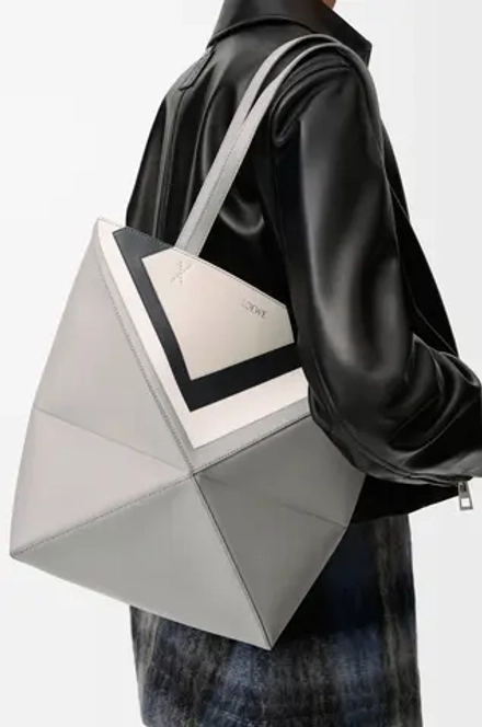 Loewe Средняя складная сумка-тоут Puzzle Fold из телячьей кожи наппа, серый
