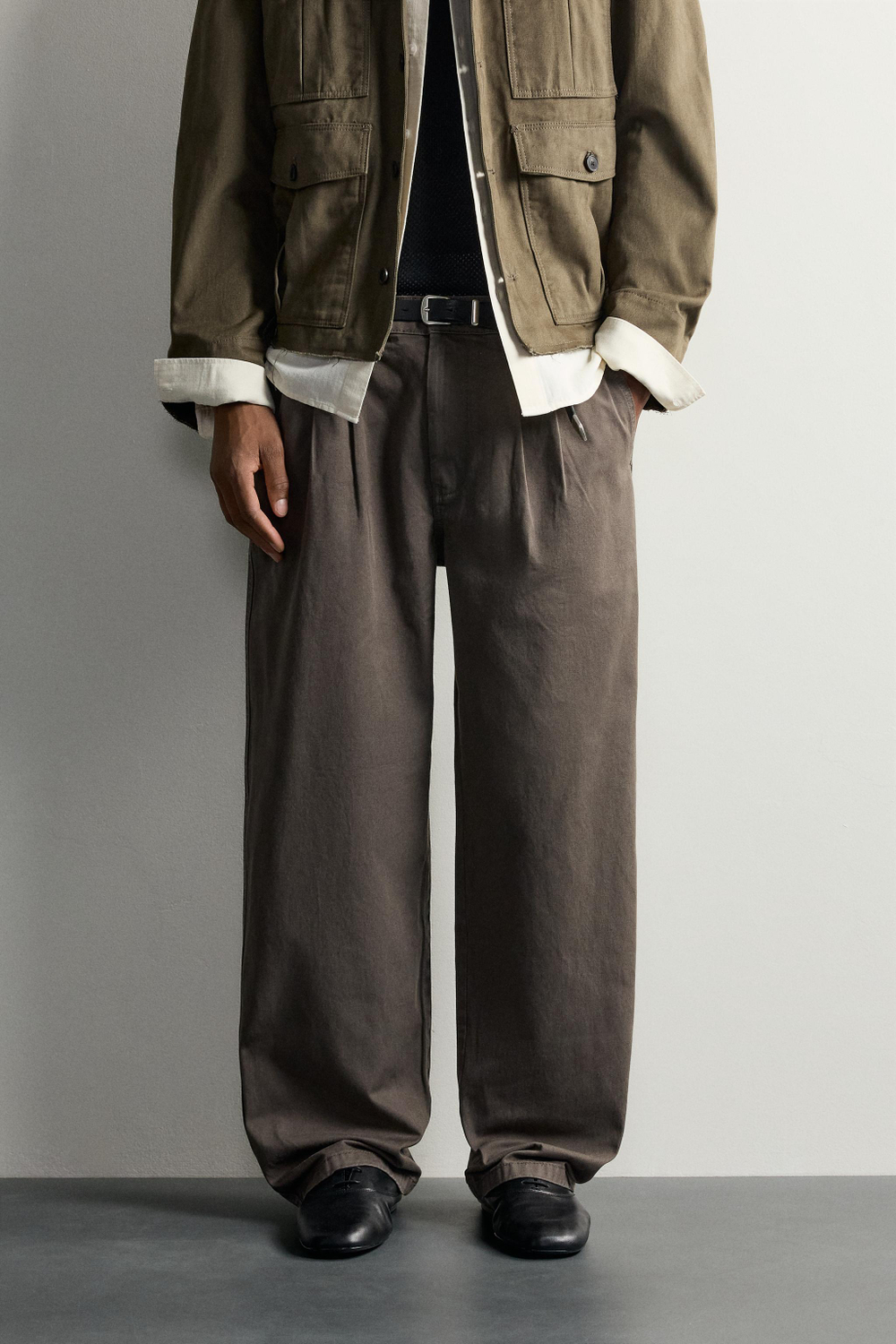 БРЮКИ RELAXED FIT С ЭФФЕКТОМ ПОТЕРТОСТИ И СКЛАДКАМИ — ZARA