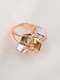 Кольцо коктейльное Мираж с кубиками Swarovski цвета шампань