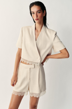 КОРОТКИЙ БЛЕЙЗЕР С КРУЖЕВНОЙ ОТДЕЛКОЙ — ZARA