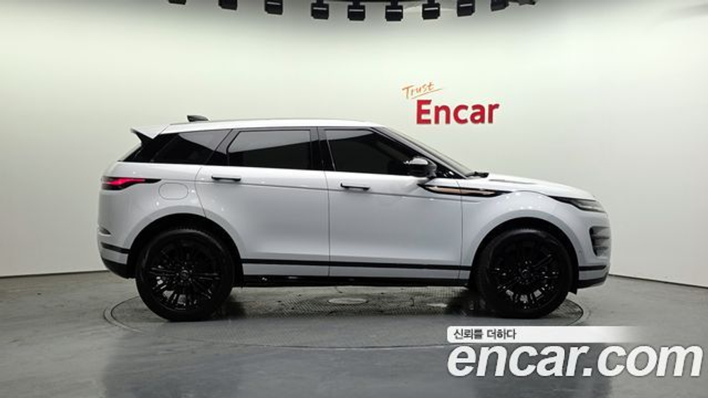Land Rover Range Rover Evoque P250 Dynamic SE — 2025