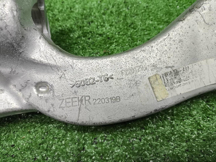 Рычаг передний правый Zeekr 001 (21-нв)