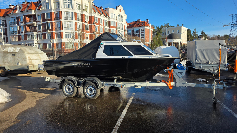 Алюминиевая моторная лодка BERKUT M-HT + Прицеп МЗСА 81773G.031. В наличии