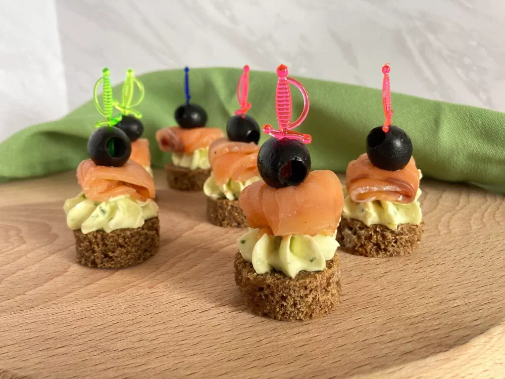 Канапе с семгой и зеленым маслом на бородинском хлебе (25 гр.)