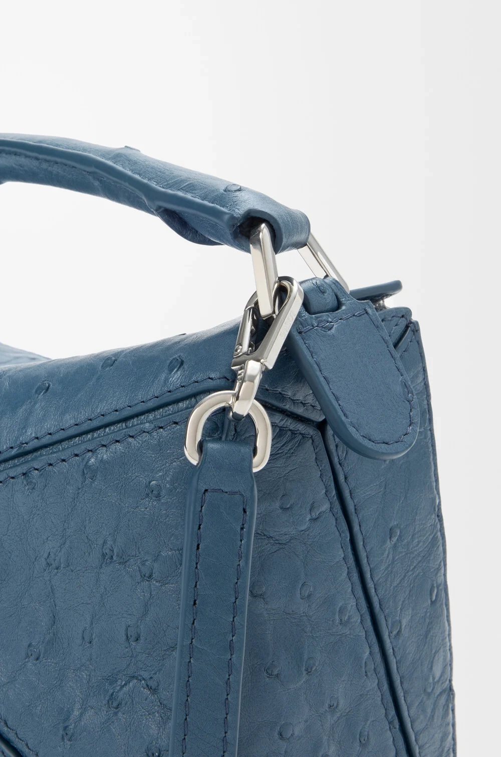 Loewe Сумка-мини Puzzle Featherlight из страусиной кожи, синий