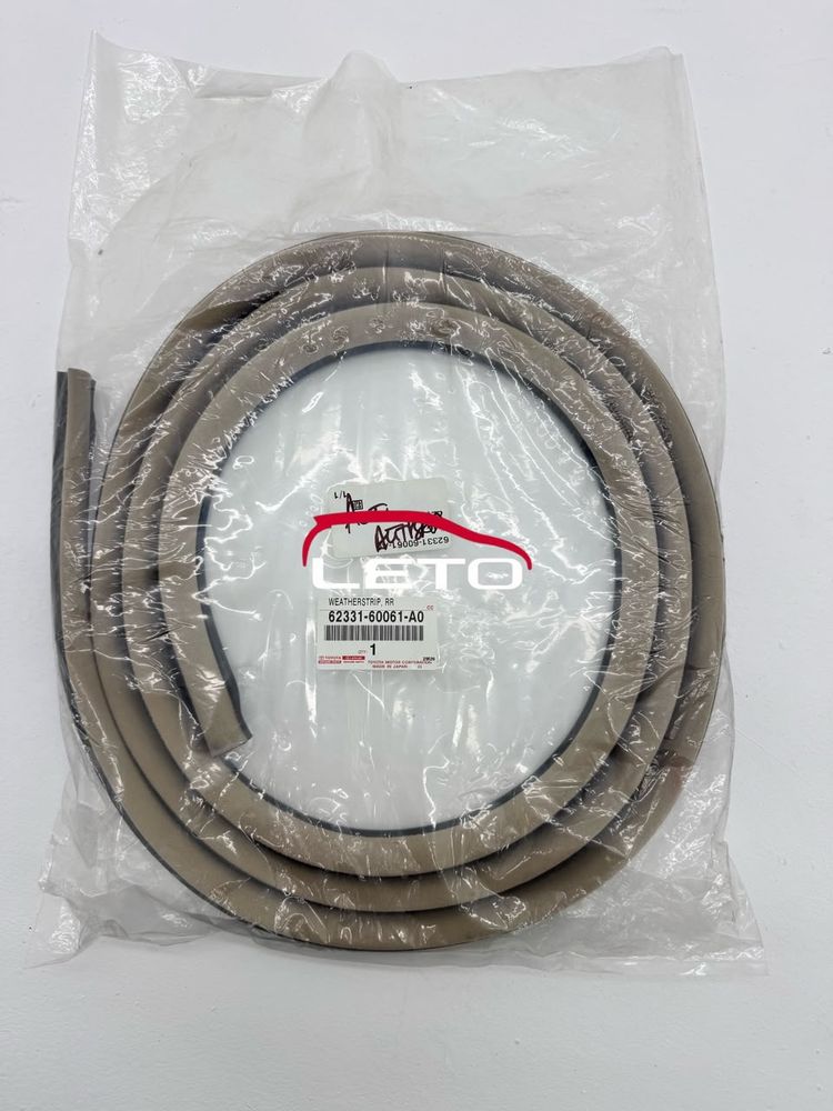 Уплотнитель двери задней правой 62331-60061-A0 6233160061A0
