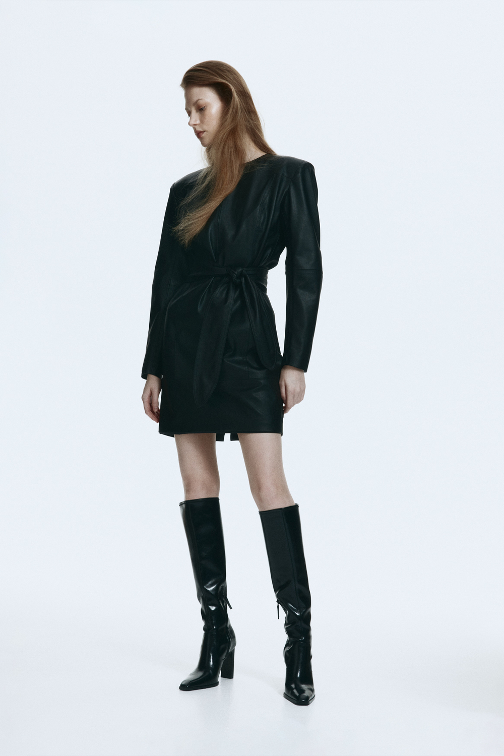 Платье из ткани с покрытием с поясом - H&M
