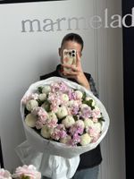 Букет из кустовых диантусов, хризантемы и маттиолы
