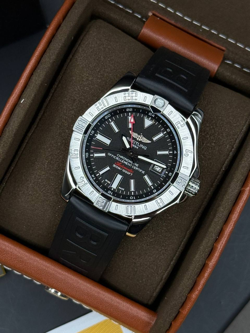 Часы Breitling Avenger II GMT V1731010