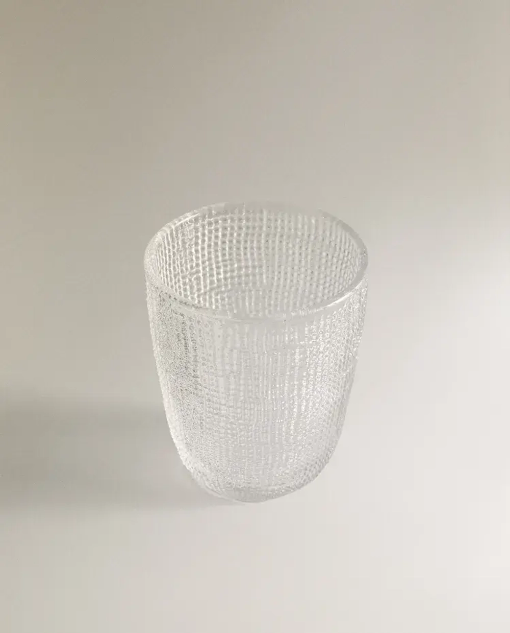 ZARA HOME СТЕКЛЯННЫЙ СТАКАН С РЕЛЬЕФНЫМ ДИЗАЙНОМ, ПРОЗРАЧНЫЙ