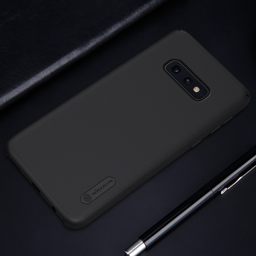 Тонкий жесткий чехол черного цвета от Nillkin для Samsung Galaxy S10e, серия Super Frosted Shield