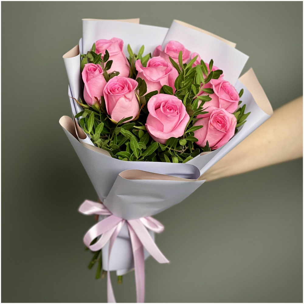 Цветы живые букет из 9 розовых роз с зеленью в упаковке лентой Flor2u