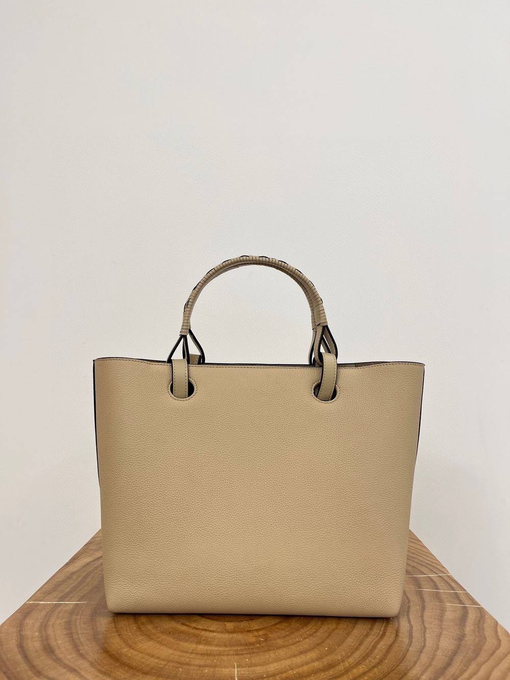 Сумка Anagram Tote Medium, песочный оттенок, зернистая кожа — фото 10