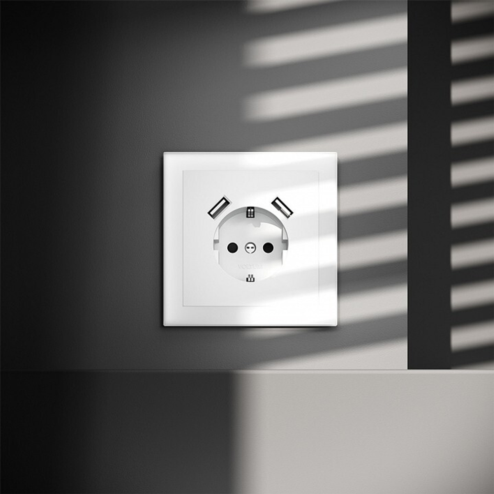 Розетка с заземлением и со шторкой и 2хUSB type A, без рамки Voltum S70 VLS040402