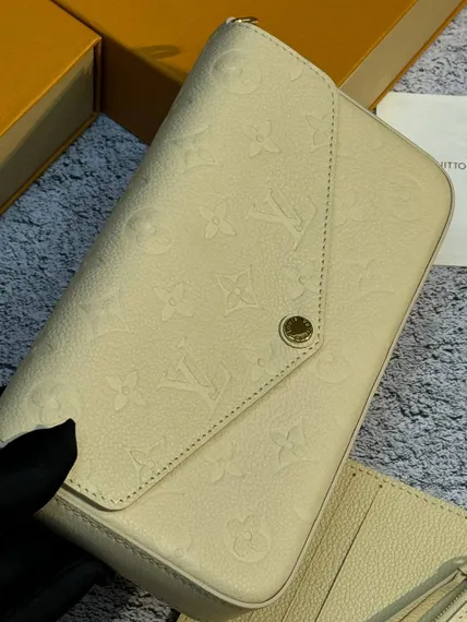 Клатч Louis Vuitton Felicie кремовый