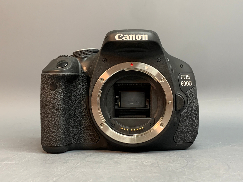 Canon 600D kit 18-55mm 3.5-5.6 IS ll 310 Кадров