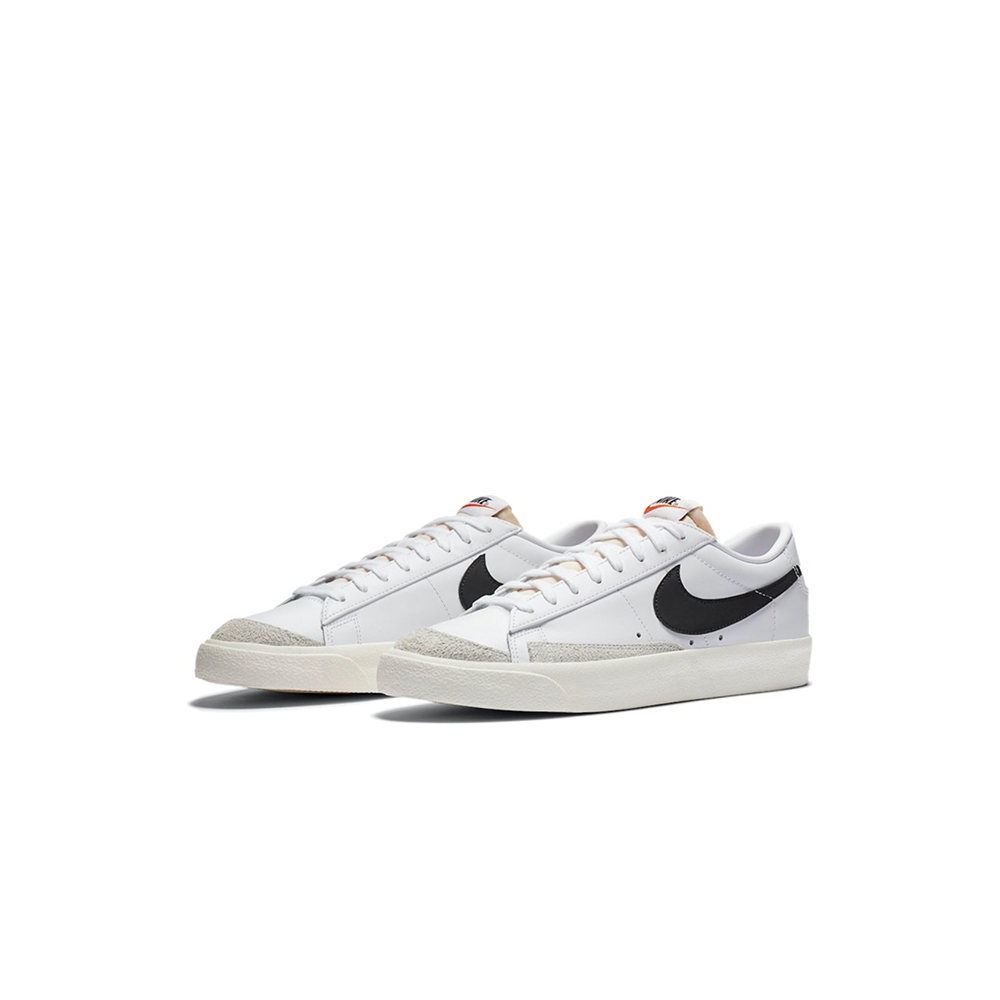 alt="Крупный белый ретро-логотип Swoosh на черной замше Nike Blazer Low 77 Vintage"