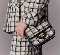 Небольшая сумка Chanel с клапаном и ручкой