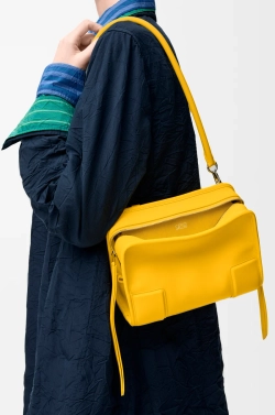 Loewe Маленькая сумка Amazona 180 из мягкой телячьей кожи, желтый