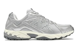 alt="New Balance 610T Castlerock ML610TAU серебристо-серые трейловые кроссовки вид сбоку на белом фоне"