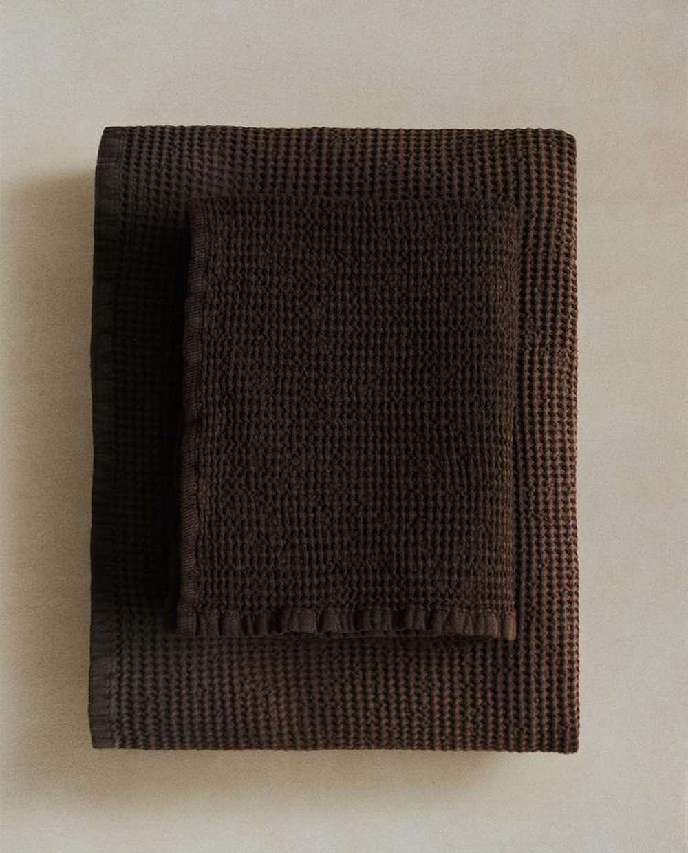 ZARA HOME БАННОЕ ПОЛОТЕНЦЕ С ВАФЕЛЬНЫМ УЗОРОМ, КОРИЧНЕВЫЙ