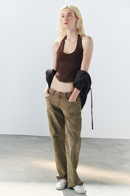 ZARA ТОП С ГОРЛОВИНОЙ ХАЛТЕР И ЗАКРУГЛЕННЫМ НИЗОМ, КОРИЧНЕВЫЙ