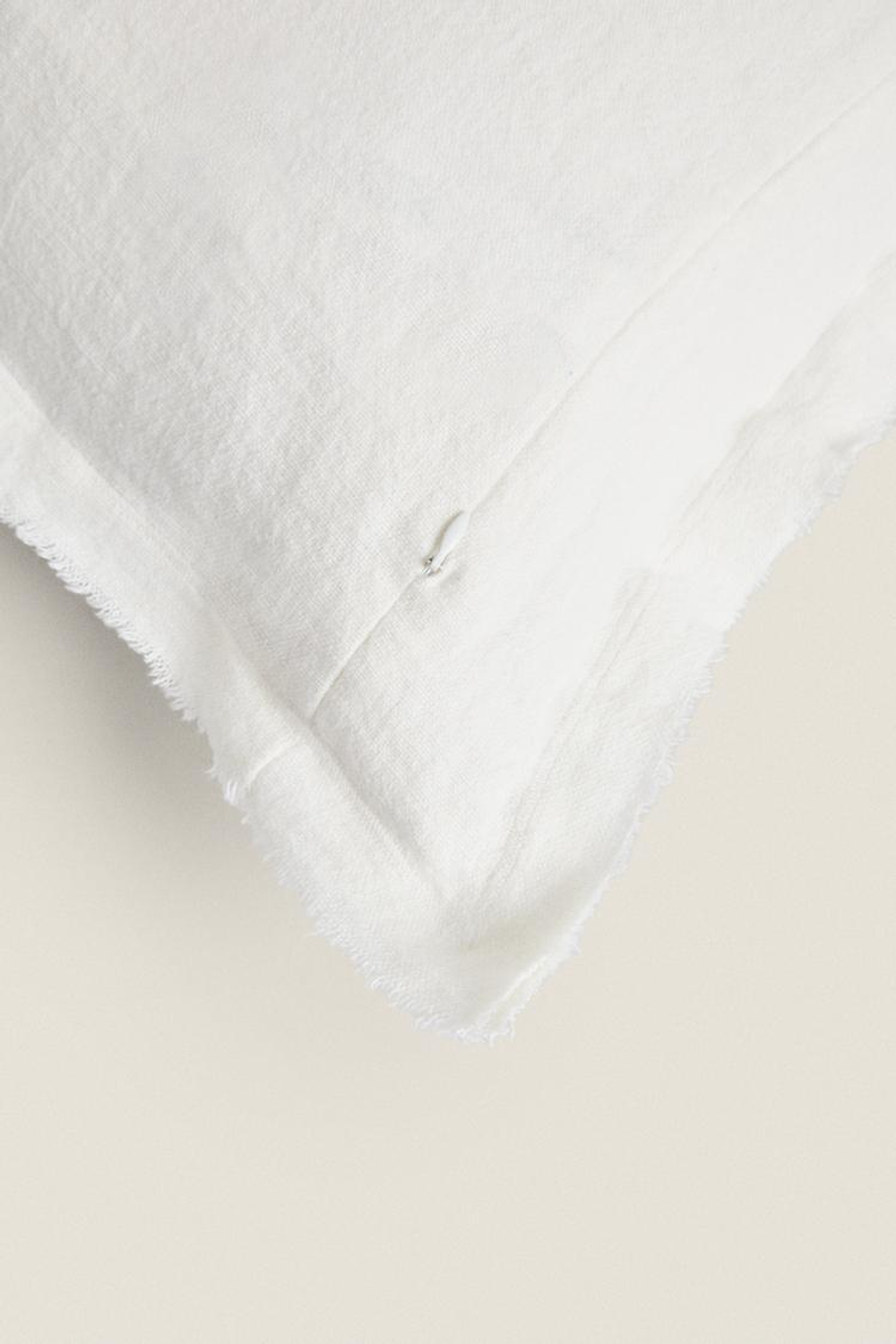 ZARA HOME ЛЬНЯНОЙ ЧЕХОЛ НА ПОДУШКУ С КИСТОЧКАМИ, ЭКРЮ