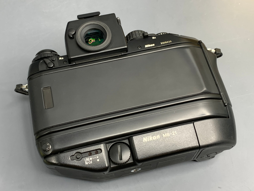 Nikon F4 S + Nikon MB-21