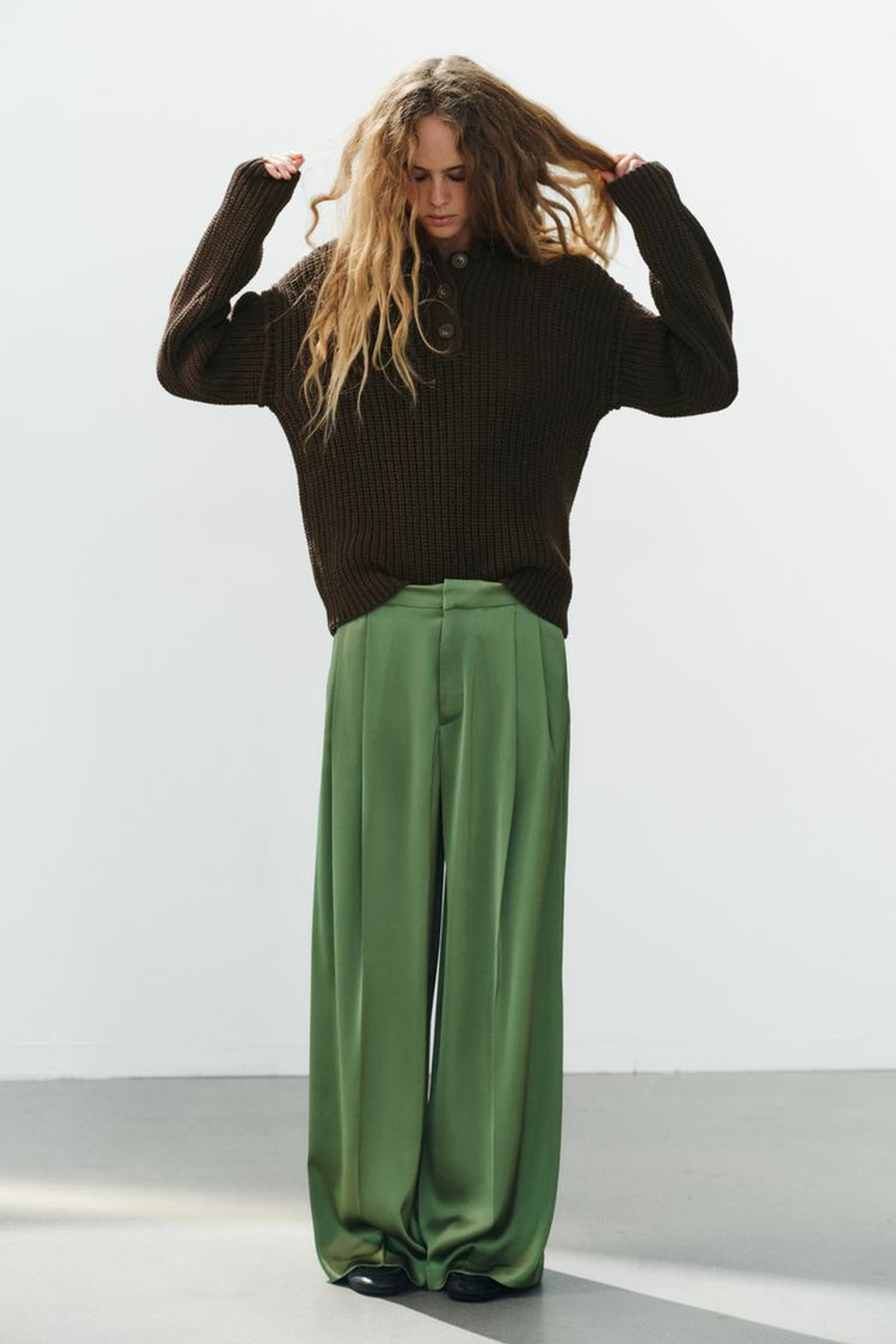 ZARA АТЛАСНЫЕ БРЮКИ СО СКЛАДКАМИ, ЗЕЛЕНЫЙ