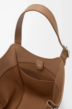 Loewe Сумка Hammock Flip из классической телячьей кожи, мокко