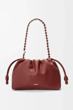 Loewe Сумка Flamenco среднего размера из зернистой телячьей кожи, красное дерево