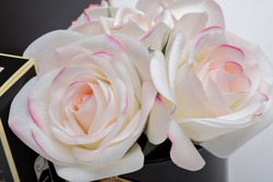 Букет роз ароматизированный и спрей 10мл Cote Noire Five Rose White pink в вазе Garda Decor