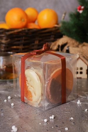 Пластиковый куб 10*10см, 9 апельсинов в шоколадной глазури