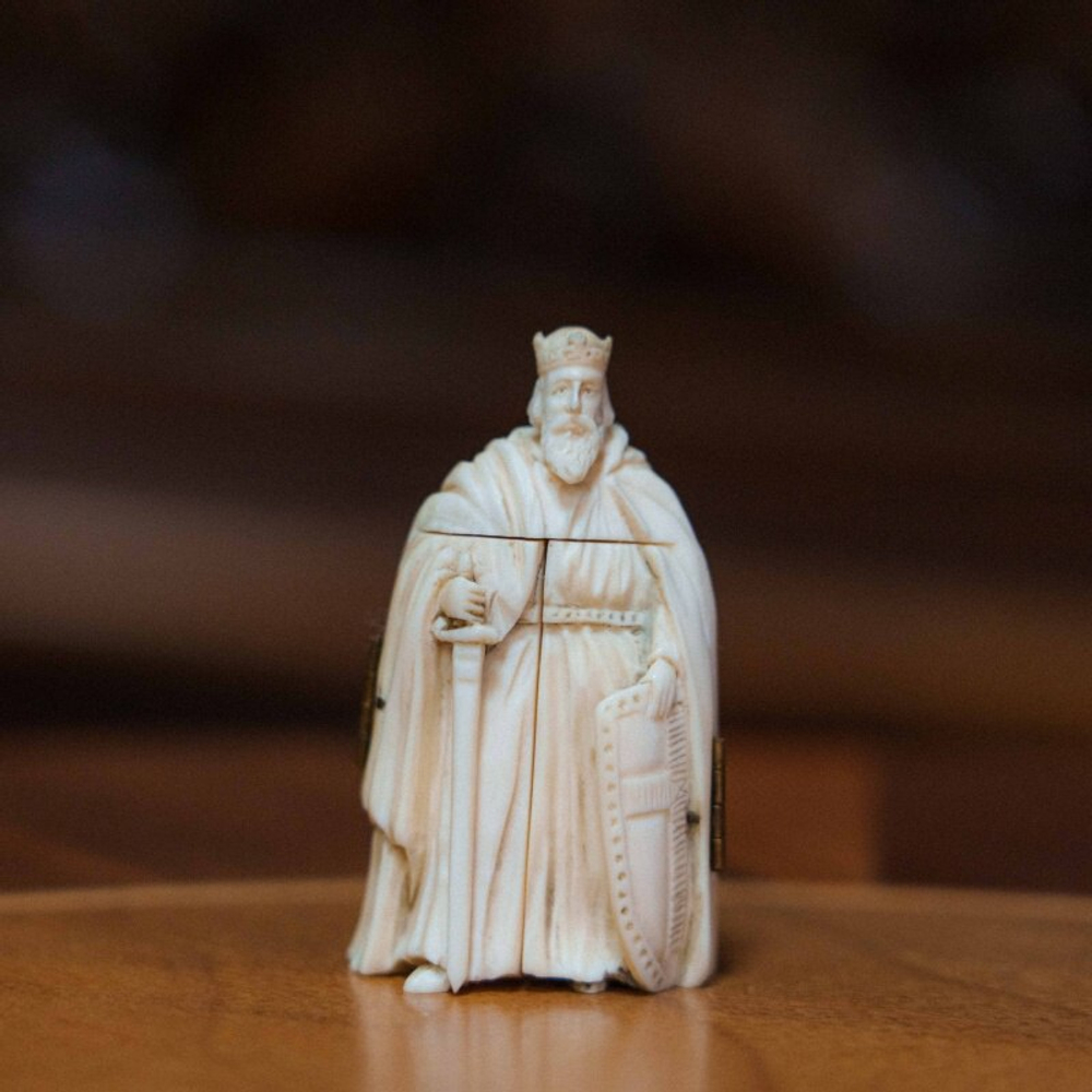 Антикварный фигурный триптих из резной кости «Карл Великий (CHARLEMAGNE)»
