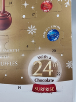 Адвент-календарь Lindt LINDOR ассорти из молочного, темного и белого шоколада с мягкой начинкой 117 г (Из Финляндии)
