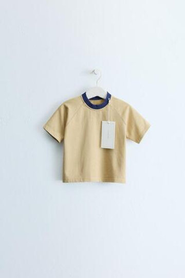 ZARA TIMELESS — ФУТБОЛКА С КОНТРАСТНЫМ ВОРОТНИКОМ, ХАКИ