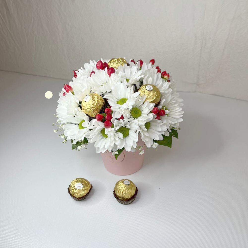 Сладкий букет из хризантемы, гипсофилы и конфет Ferrero Rocher в стаканчике "Жемчужина"