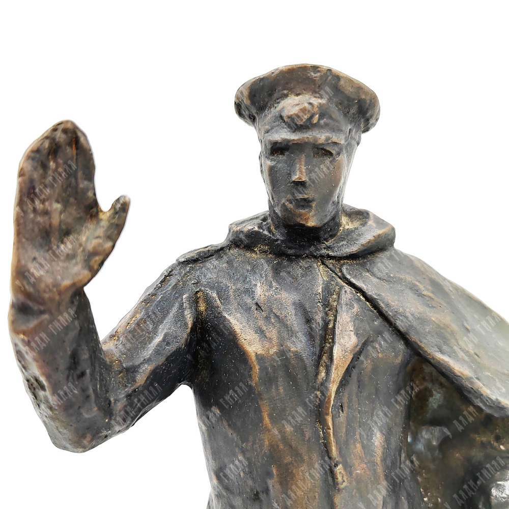 Динес Ю. С. Милиционер с девочкой. Бронза. 1973 г.
