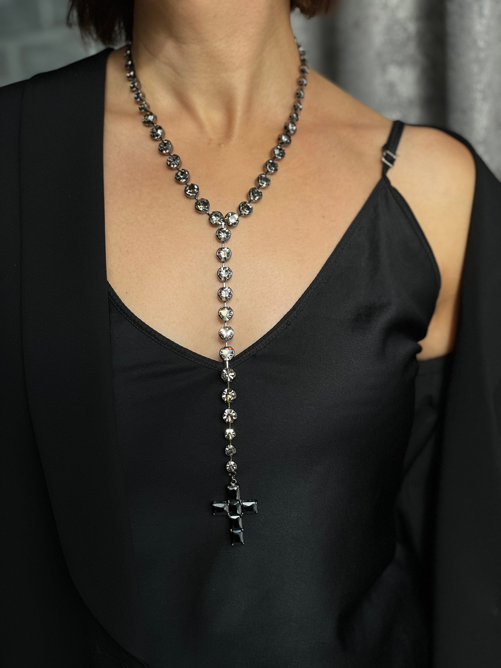 Крест на цепочке из кристаллов Swarovski в оттенке графит