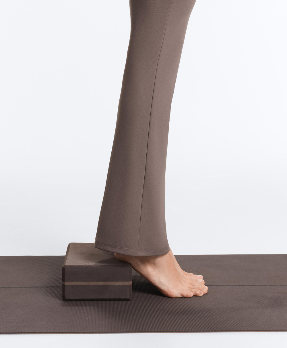 OYSHO Брюки-клеш Comfortlux с драпированной талией и высокой посадкой, серо-коричневый