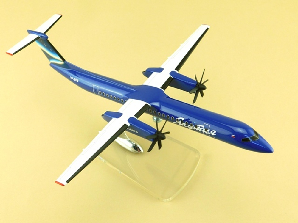 Модель самолета DHC 8-Q400 (М1:100, Якутия, синий)