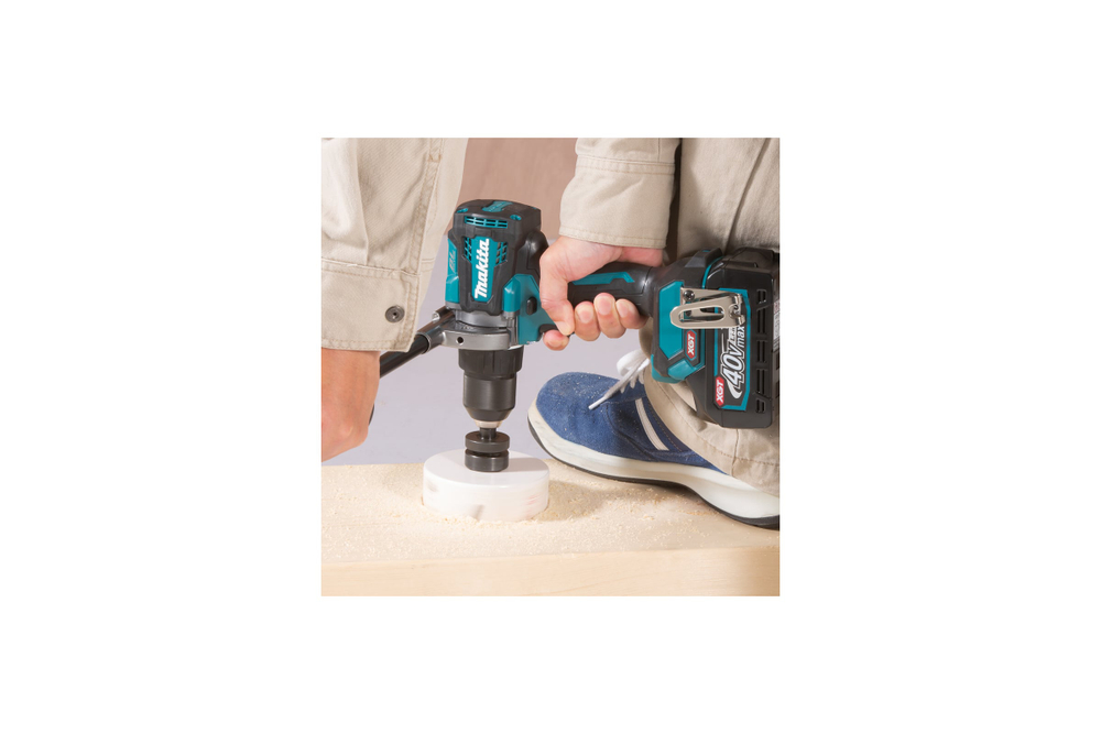 Аккумуляторная дрель-шуруповерт Makita XGT BL 40В DF001GZ