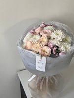 Букет сборный из хризантемы, кустовых пионовидных роз и маттиолы