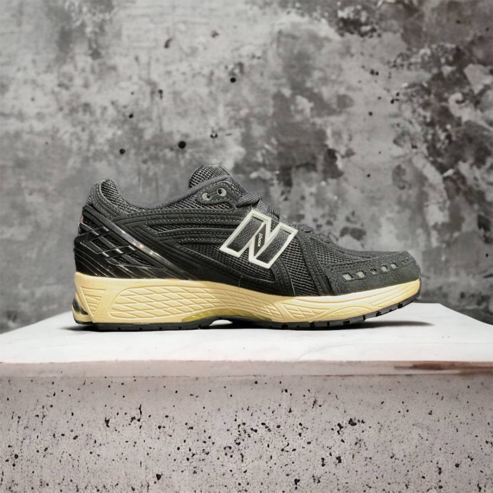New Balance 1906R • Black