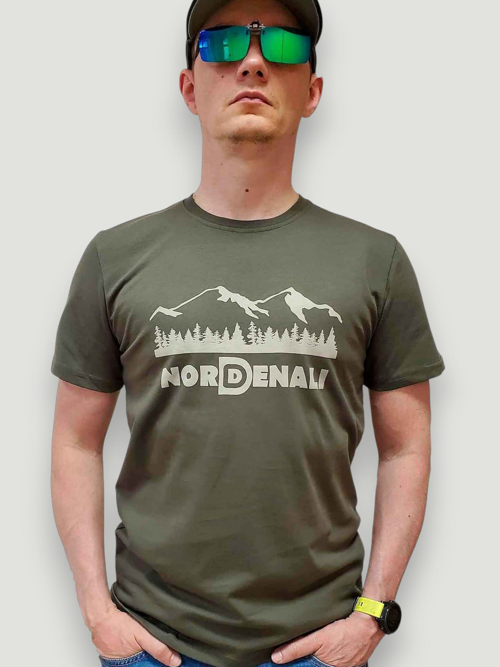 Футболка ND-002 Nord Denali (оливковая) — на модели — принт крупным планом