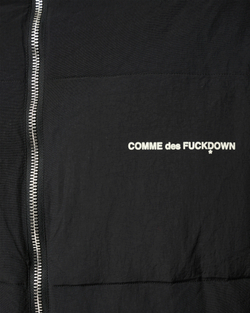 COMME DES FUCKDOWN КУРТКА С КАПЮШОНОМ ЧЕРНАЯ С НАШИВКОЙ НА РУКАВЕ